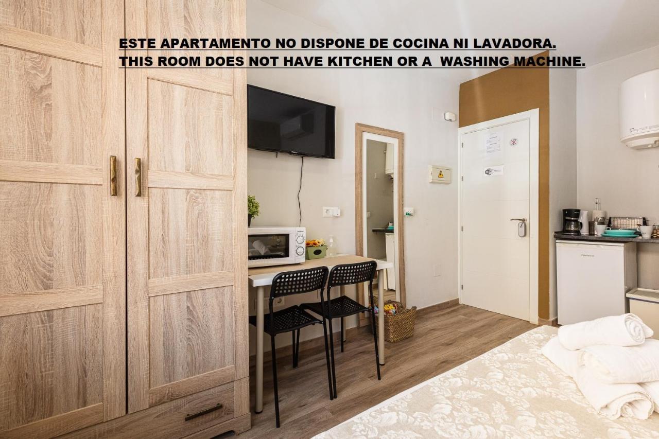 Apartamentos Lola Beach Малага Екстер'єр фото
