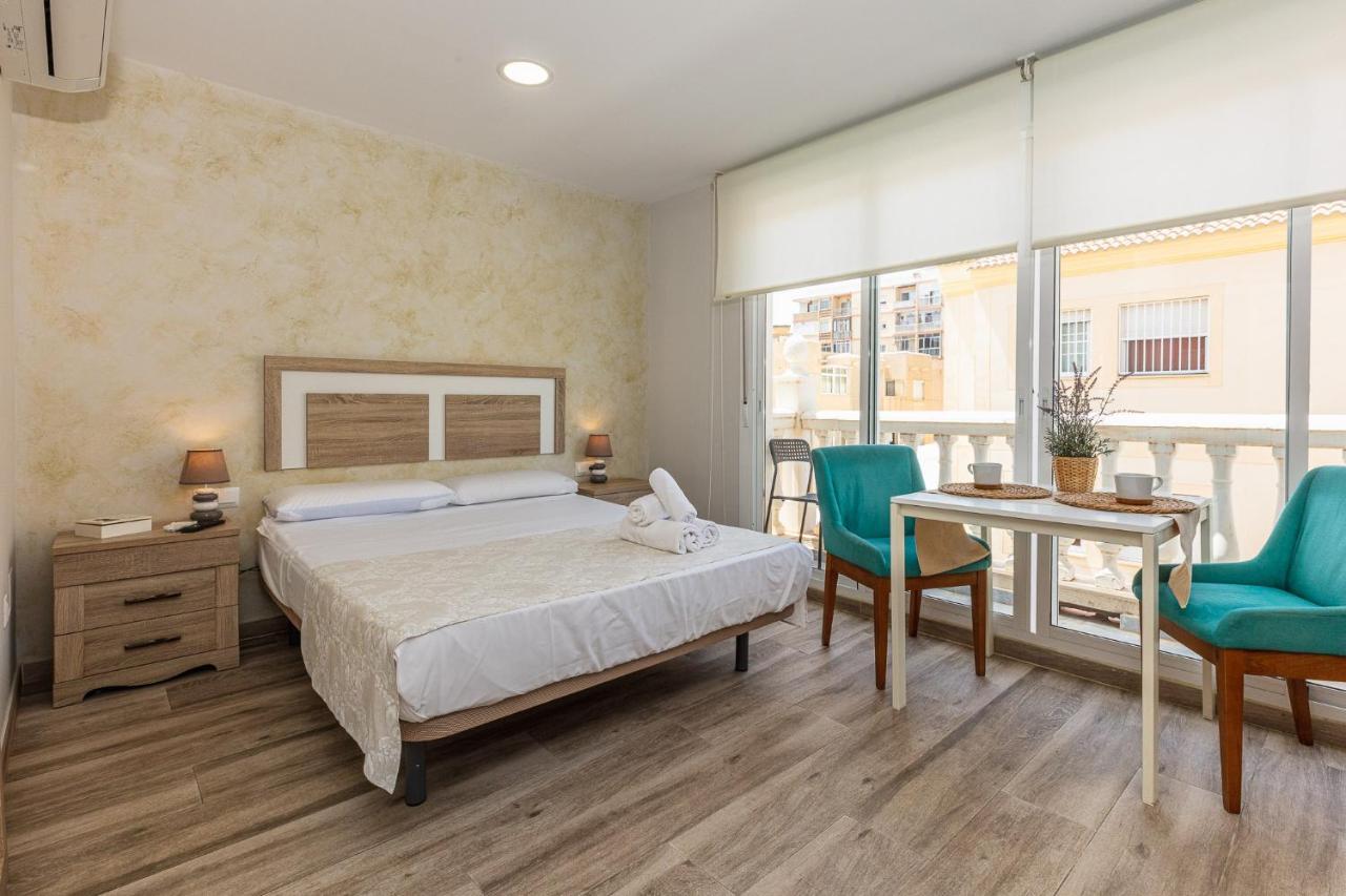 Apartamentos Lola Beach Малага Екстер'єр фото