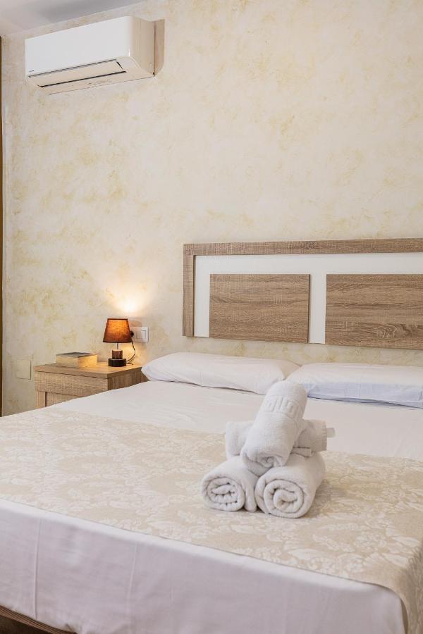 Apartamentos Lola Beach Малага Екстер'єр фото