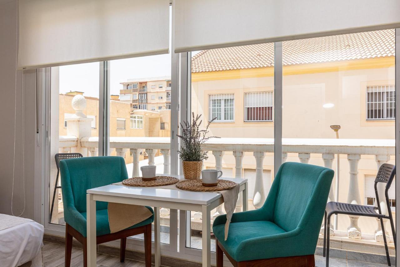 Apartamentos Lola Beach Малага Екстер'єр фото