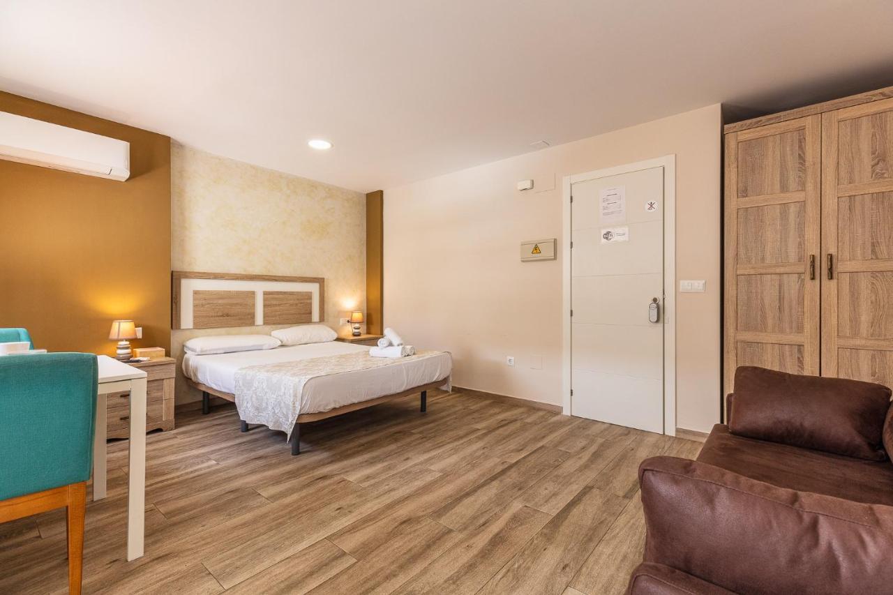 Apartamentos Lola Beach Малага Екстер'єр фото