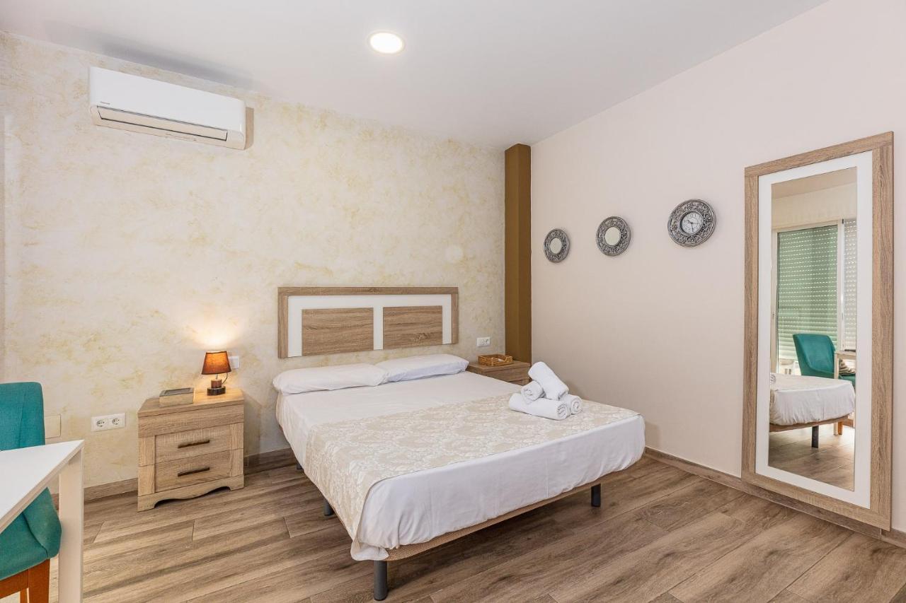 Apartamentos Lola Beach Малага Екстер'єр фото