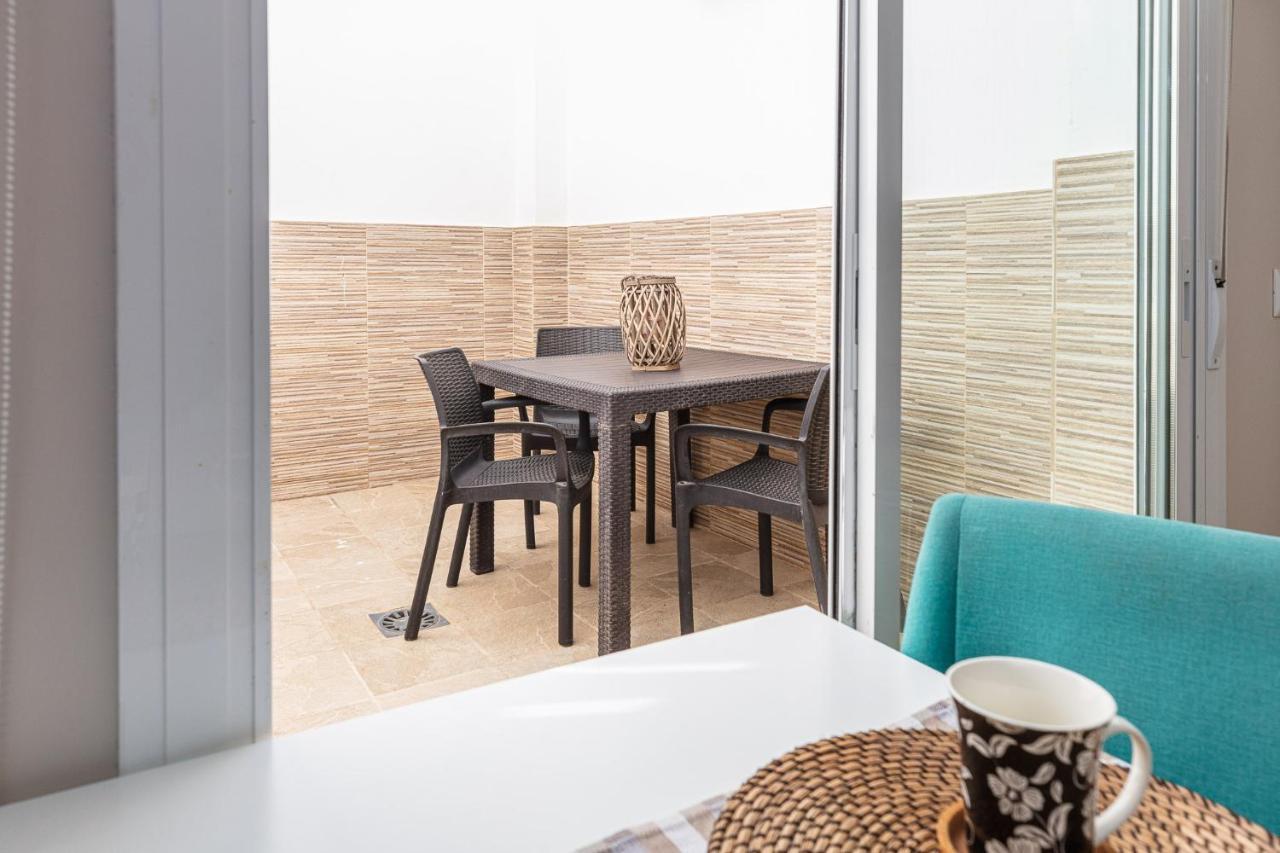 Apartamentos Lola Beach Малага Екстер'єр фото