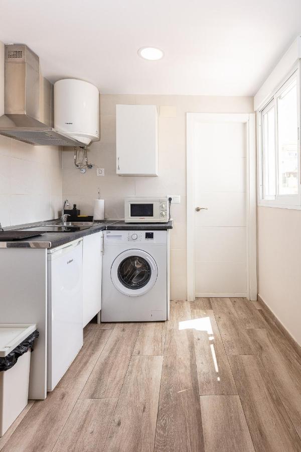 Apartamentos Lola Beach Малага Екстер'єр фото
