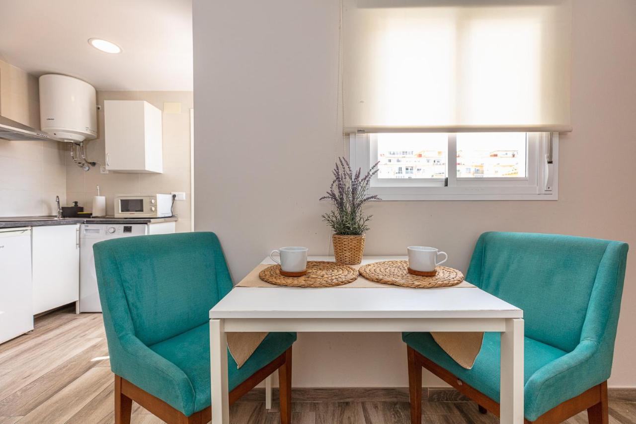Apartamentos Lola Beach Малага Екстер'єр фото