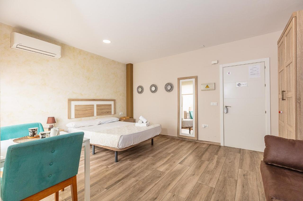 Apartamentos Lola Beach Малага Екстер'єр фото