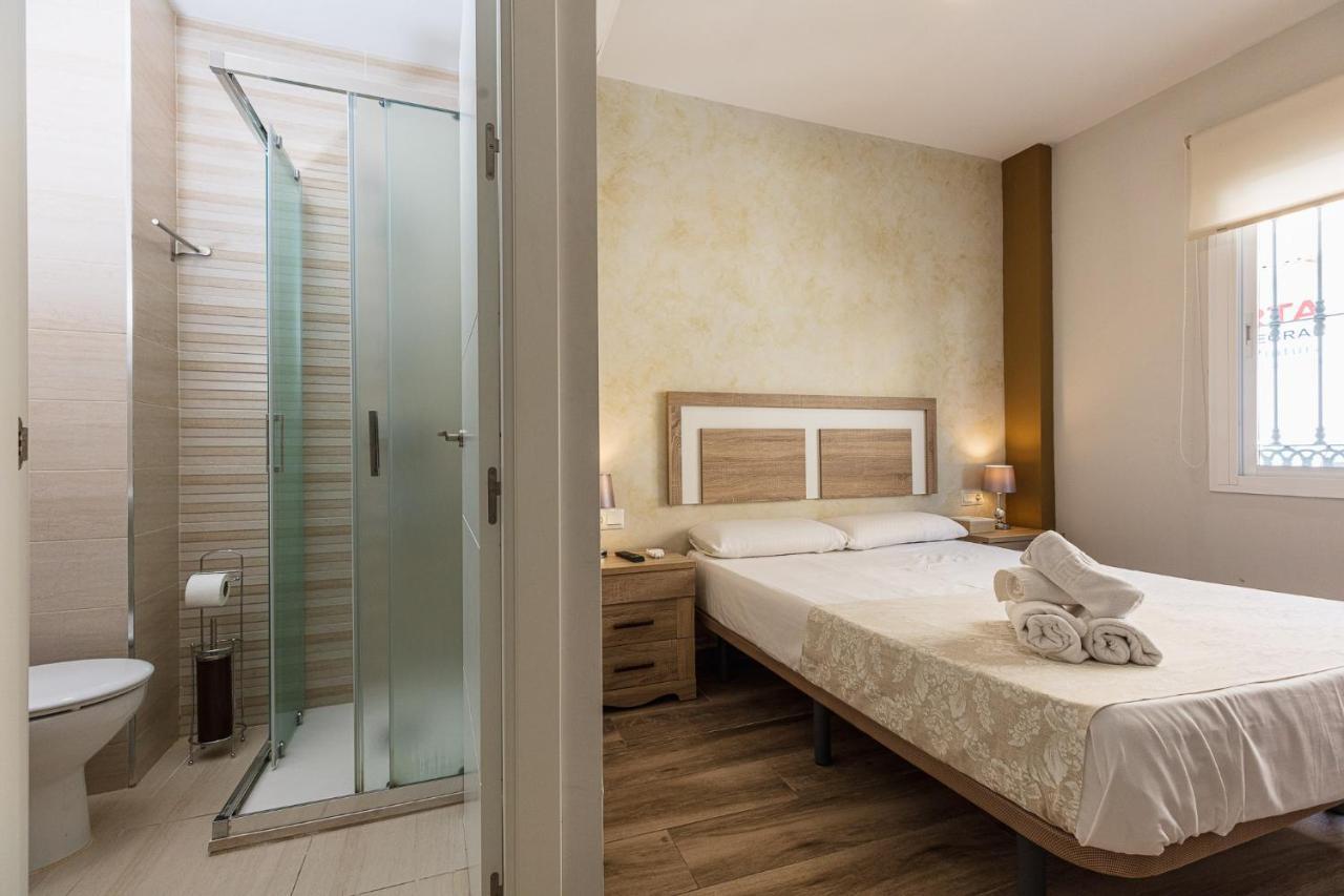 Apartamentos Lola Beach Малага Екстер'єр фото