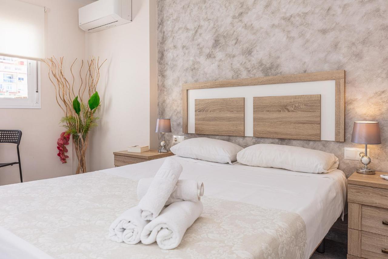 Apartamentos Lola Beach Малага Екстер'єр фото