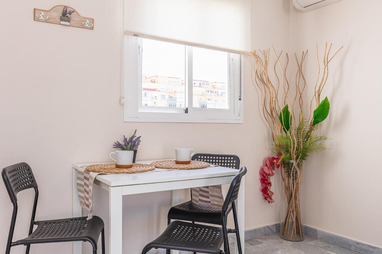 Apartamentos Lola Beach Малага Екстер'єр фото